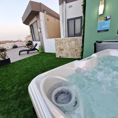 Millennium Penthouse With Private Hot Tub Gozo Għajnsielem