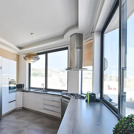 Millennium Penthouse With Private Hot Tub Gozo Appartement