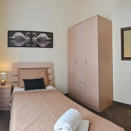 Millennium Penthouse With Private Hot Tub Gozo Appartement